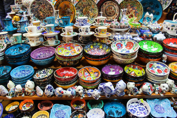 기념품 가게에서 다채로운 터키 타일 접시, 컵, 브릭 -a-brac - bursa 뉴스 사진 이미지