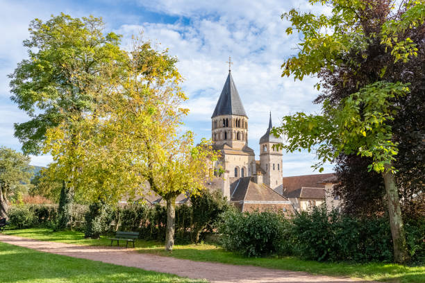 abtei cluny, mittelalterliches kloster - romanesque stock-fotos und bilder