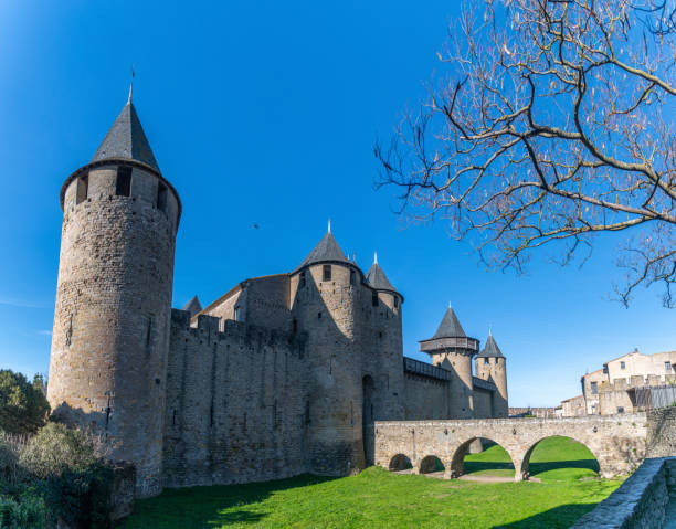 stadtmauern, mauern und türme von carcassonne , frankreich - the ramparts stock-fotos und bilder