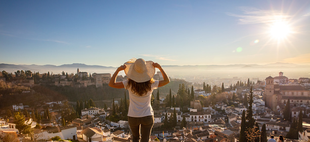 woman travel in europa- Alhambra in Spain