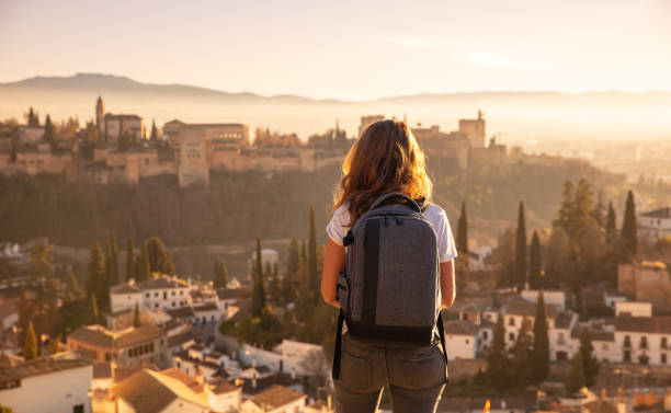 mujer viajera en europa- alhambra en españa - destinos turísticos fotografías e imágenes de stock