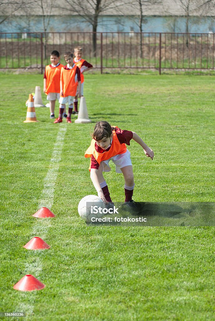 Mädchen spielen mit einem ball - Lizenzfrei 6-7 Jahre Stock-Foto