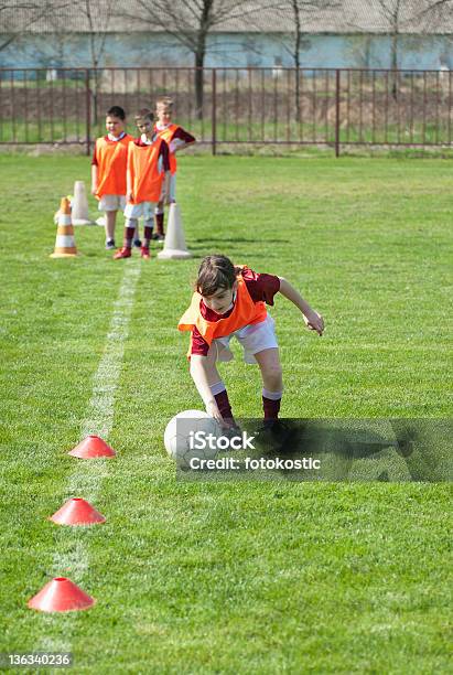 Mädchen Spielen Mit Einem Ball Stockfoto und mehr Bilder von 6-7 Jahre - 6-7 Jahre, Aktivitäten und Sport, Bewegung