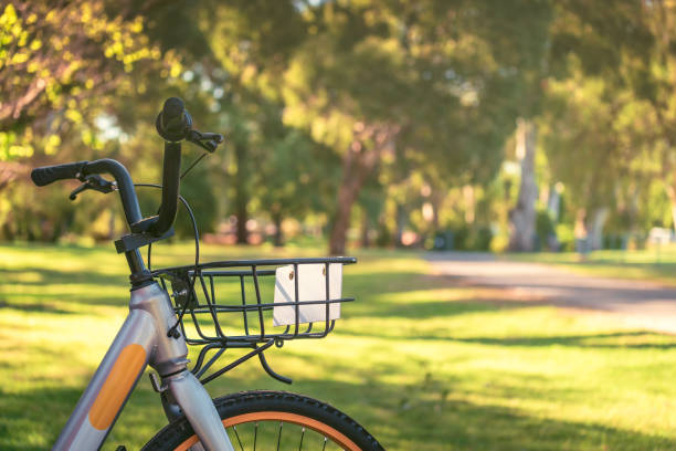 bicicleta disponível para aluguel no parque - bikeshare - fotografias e filmes do acervo