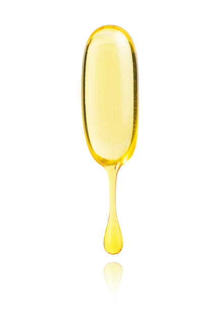 capsula di gel morbido di omega 3 con goccia d'olio gocciolante. isolato su sfondo bianco, scatto macro - cod liver oil fish oil capsule yellow foto e immagini stock