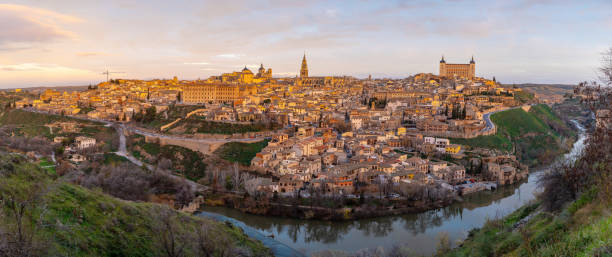 panoramablick auf die mittelalterliche stadt toledo in kastilien la mancha vom berg, spanien. blick von der ermita del valle. alzacar und santa iglesia primada. - ermita stock-fotos und bilder