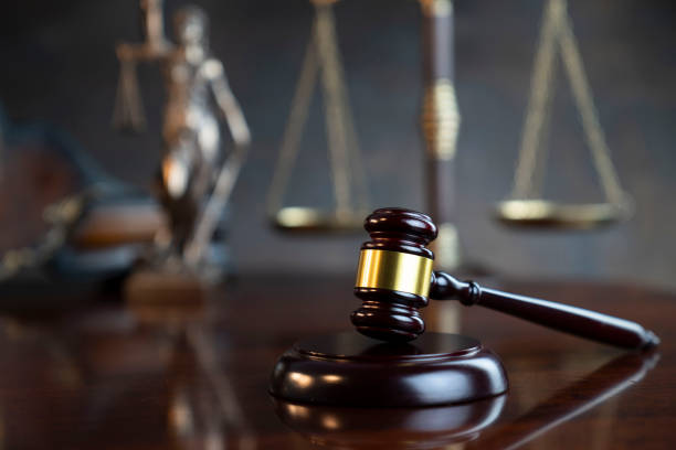 The law concept background. Gavel of the judge, Themis statue, the clock and the scale on the gray background. courtroom stock pictures, royalty-free photos & images