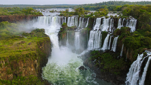 cataratas do iguaçu - tropical rainforest waterfall rainbow iguacu falls - fotografias e filmes do acervo