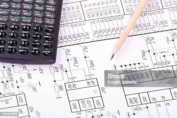 Calculadora E Lápis De Desenho - Fotografias de stock e mais imagens de Botão - Peça de Máquina - Botão - Peça de Máquina, Calculadora, Ciência