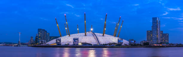 london o2 arena millennium dome oświetlona nocną panoramą tamizy - millennium dome zdjęcia i obrazy z banku zdjęć