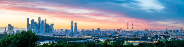 moskau skyline panorama bei sonnenuntergang. blick von den spatzenhügeln. - moscow russia russia river panoramic stock-fotos und bilder