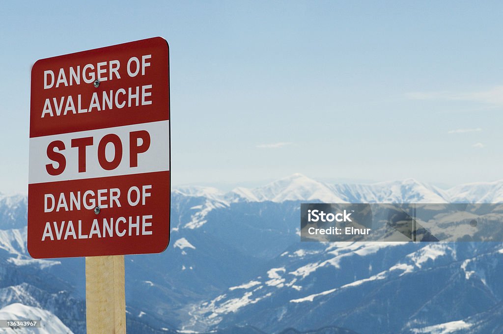 Sinal de Avalanche e Montanhas ao fundo - Royalty-free Alpes Europeus Foto de stock