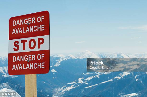 Sinal De Avalanche E Montanhas Ao Fundo - Fotografias de stock e mais imagens de Alpes Europeus - Alpes Europeus, Ao Ar Livre, Avalanche