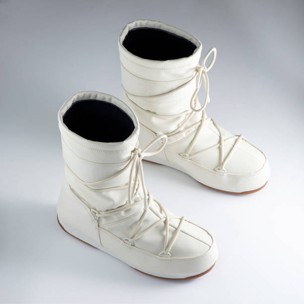 white snow boots, women's fashion, warm boots, moon boot, snow shoes, product photography - moonboots imagens e fotografias de stock