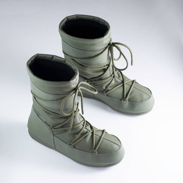 green snow boots, women's fashion, warm boots, moon boot, snow shoes, product photography - moonboots imagens e fotografias de stock
