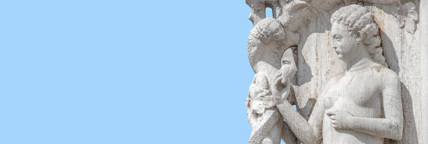 banner mit der antiken skulptur der schönen eva mit apfel aus der schlange, die biblische geschichte, im dogenpalast in venedig, italien, mit kopierraum und blauem himmel. konzeptkunst, religion und erbe. - statue apple roman sculpture stock-fotos und bilder