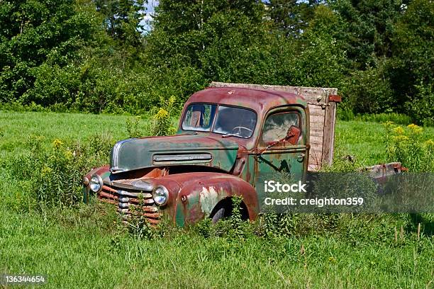 Viejo Abandonado Pickup Truck Foto de stock y más banco de imágenes de Abandonado - Abandonado, Aire libre, Anticuado