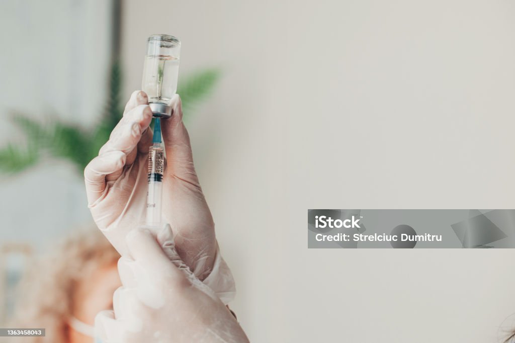 Doctor's hands holding a syringe with Coronavirus vaccine. Covid-19 Vaccination. Medical treatment. Virus protection. - 免版稅注射圖庫照片