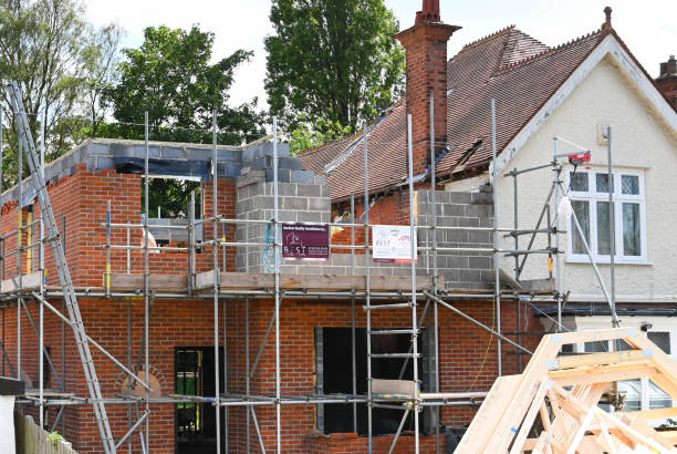 확장은 전자 주위에 집 scaffolding에 건설되고 - uk scaffolding construction building activity 뉴스 사진 이미지