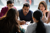 asiatische-kollegen-in-diskussion-stockfoto.jpg?b=1&s=170x170&k=20&c=yoSW_0gmc3yi9RQ1U6dgaYTKNgseleYCZc--OcXGs9E=