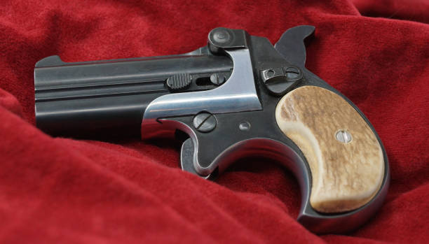 un pistolet à double canon de style derringer - derringer photos et images de collection