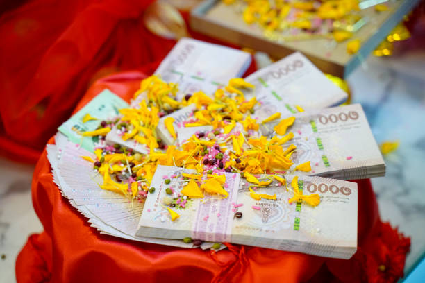 タイの結婚式で持参金や花嫁の価格、タイの伝統的な結婚式で花嫁の教えに与えられたお金。 - teachings ストックフォトと画像