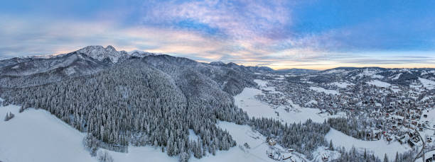 luftpanorama von giewont und zakopane im winter - poland mountain tatra mountains giewont stock-fotos und bilder