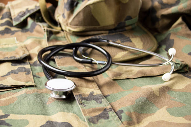 lo stetoscopio si trova sopra l'uniforme di un medico ufficiale militare statunitense - military uniform foto e immagini stock