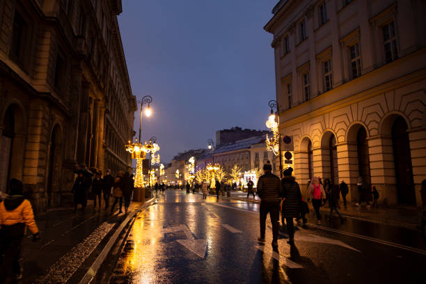 5 de dezembro de 2021 varsóvia, polônia. rua nowy swiat. iluminação festiva de natal. - nowy swiat - fotografias e filmes do acervo