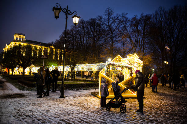 5 de dezembro de 2021 varsóvia, polônia. rua nowy swiat. iluminação festiva de natal. - nowy swiat - fotografias e filmes do acervo