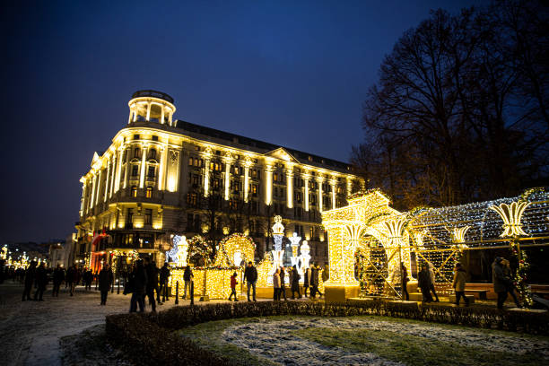 rua nowy swiat. iluminação festiva de natal em fachadas de construção. - nowy swiat - fotografias e filmes do acervo