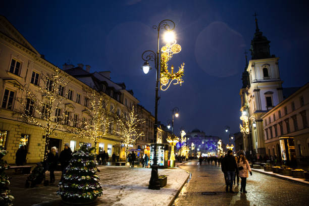 5 de dezembro de 2021 varsóvia, polônia. rua nowy swiat. iluminação festiva de natal. - nowy swiat - fotografias e filmes do acervo