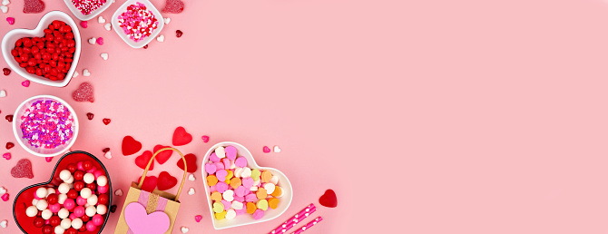 Borde de la esquina de dulces del Día de San Valentín en un fondo de pancarta rosa photo