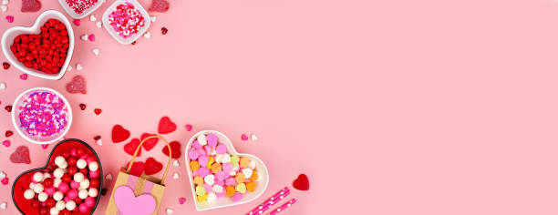 valentines day candy corner border on a pink banner background - heart shape snack dessert symbol imagens e fotografias de stock