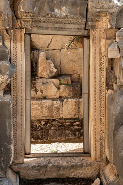 puerta tallada de un edificio antiguo en las ruinas de la antigua ciudad de myra, turquía - roman antalya turkey restoring fotografías e imágenes de stock