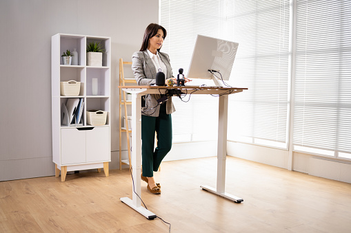 Soporte de escritorio de altura ajustable en la oficina photo