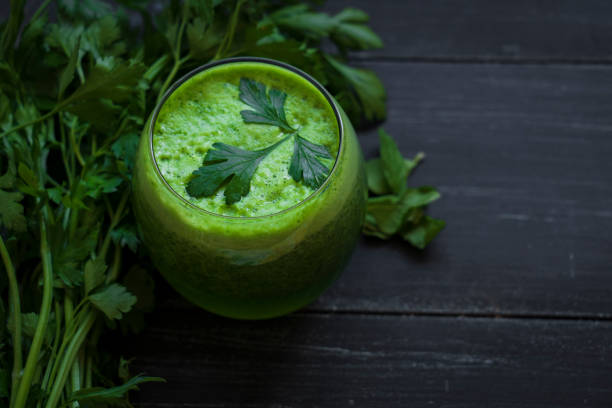 vert jus détox - green smoothie vegetable juice fruit photos et images de collection