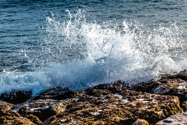 varazze, município do parque de beigua, com vista para o mar da ligúria, é um destino para o turismo de verão e inverno. - skerries - fotografias e filmes do acervo