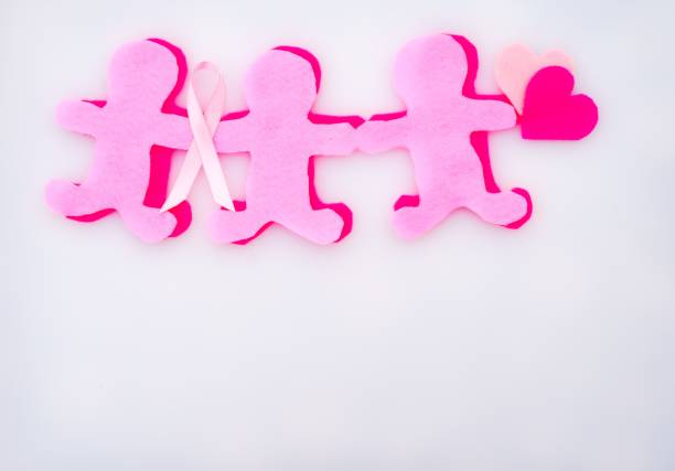 nastro rosa, persone ritagliate, cuori - consapevolezza medica: cancro al seno - breast cancer cancer breast cancer awareness ribbon pink foto e immagini stock