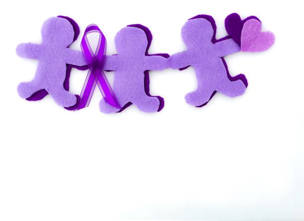 фиолетовая лента. вырезанные люди, сердца - медицинская осведомленность: рак поджелудочной железы, эпилепсия, болезнь альцгеймера, волчанк� - purple ribbon alzheimers disease alertness стоковые фото и изображения