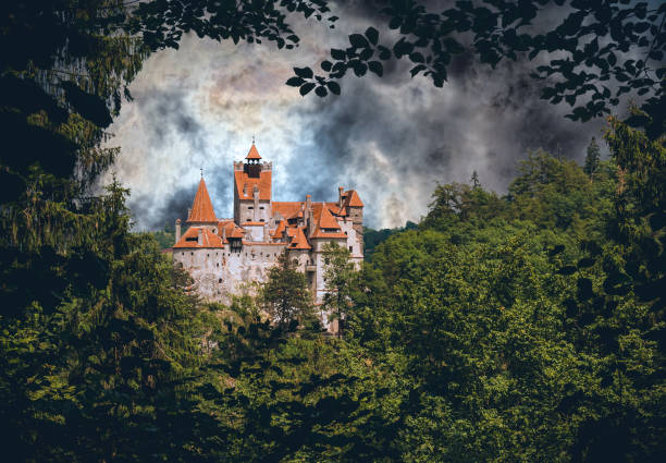 bran castle. vampire residence of dracula in the forests of romania - transylvania imagens e fotografias de stock