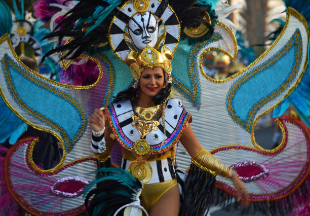 danseuse de carnaval en costume flamboyant. - sambadrome photos et images de collection