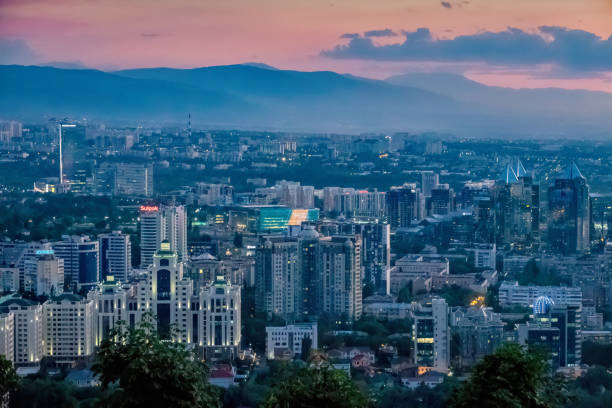 noche en el centro de almaty kazajstán - almaty fotografías e imágenes de stock