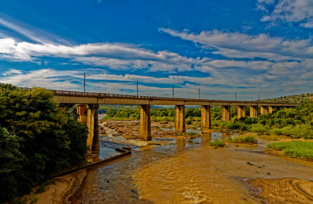 puente ferroviario sobre río fangoso - tugela river fotografías e imágenes de stock