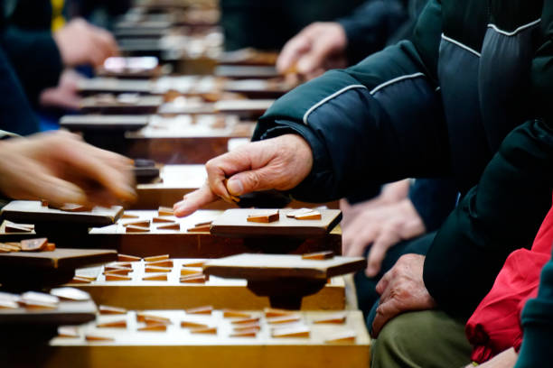 viele leute spielen japanischen shogi - shogi stock-fotos und bilder