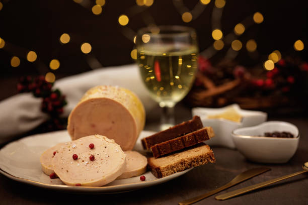 foie gras, hígado de ganso entrante tradicional francés para la celebración de las vacaciones de invierno. - foie gras goose meat liver pate fotografías e imágenes de stock