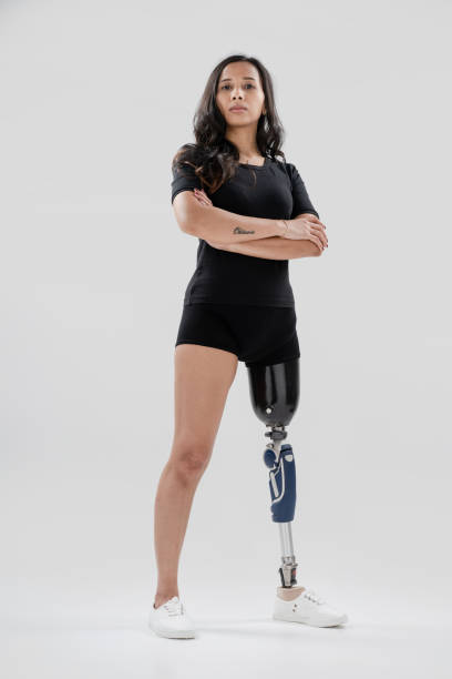 портрет сильной женщины с протезом ноги - beautiful one person sport looking at camera стоковые фото и изображения