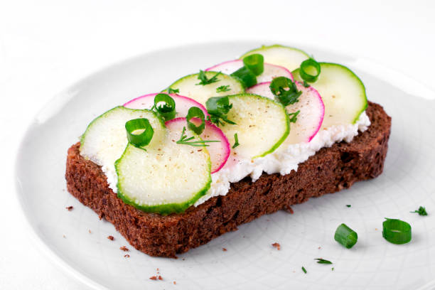 sándwich con rodajas de rábano y pepino sobre pan integral - radish vegetable portion circle fotografías e imágenes de stock