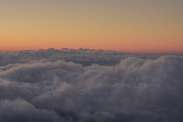 vista panoramica dall'alto dal vulcano haleakala a maui, hawaii - sunrise maui hawaii islands haleakala national park foto e immagini stock