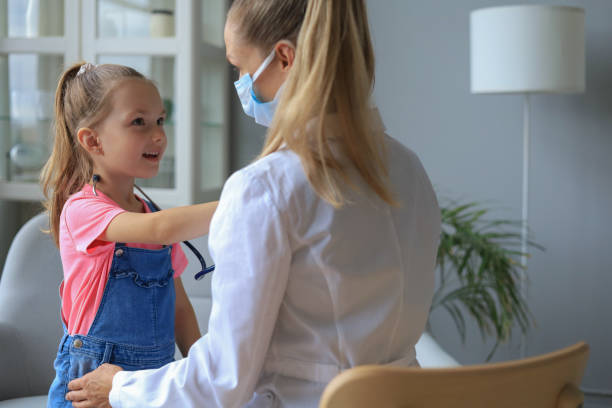 petite fille chez le médecin pour un examen. l’enfant ausculte le rythme cardiaque du médecin. - 11084 photos et images de collection